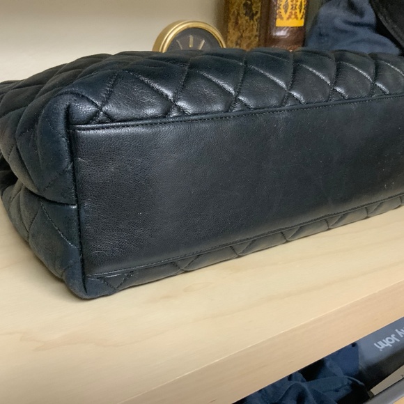 Chanel Black Quilted Shoulder Bag with Gold Chain - Picture 5 of 13